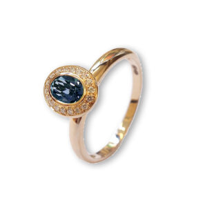 Rosé gouden ring met London blue topaas en diamanten