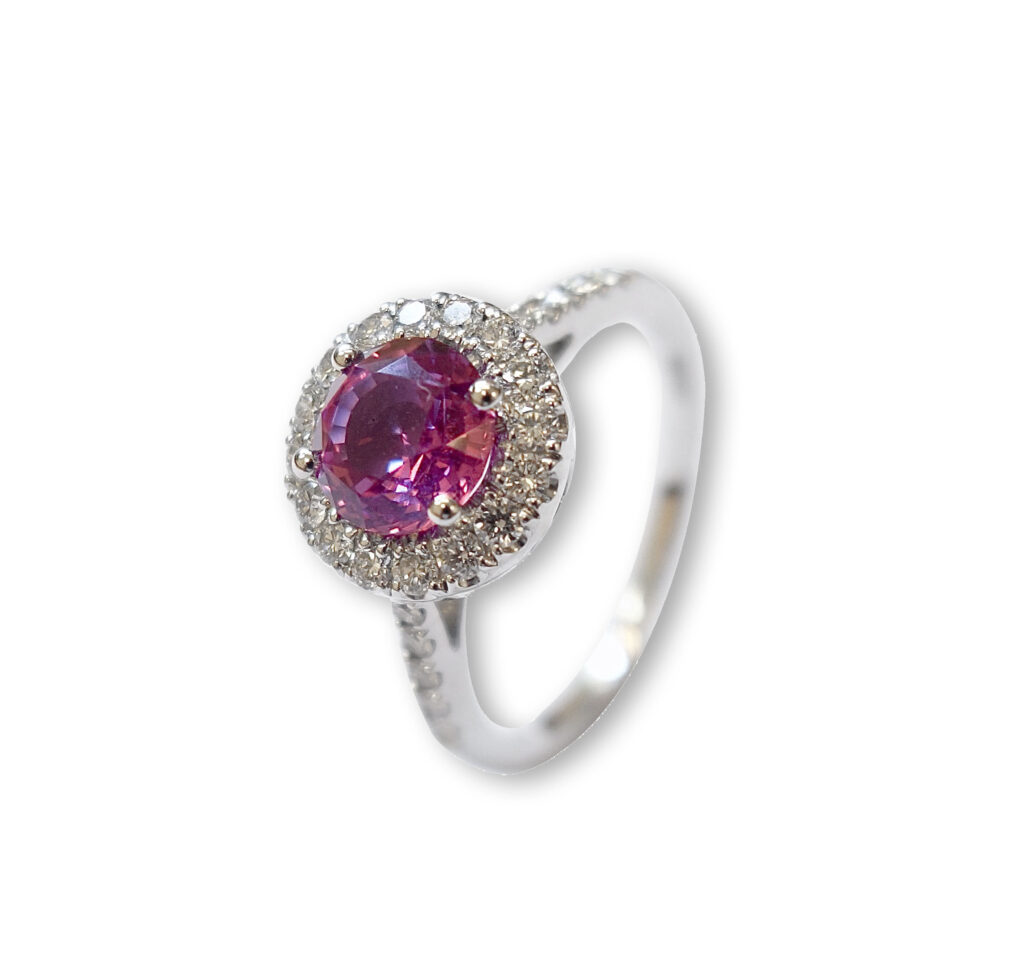 Wit gouden ring met roze saffier en diamanten