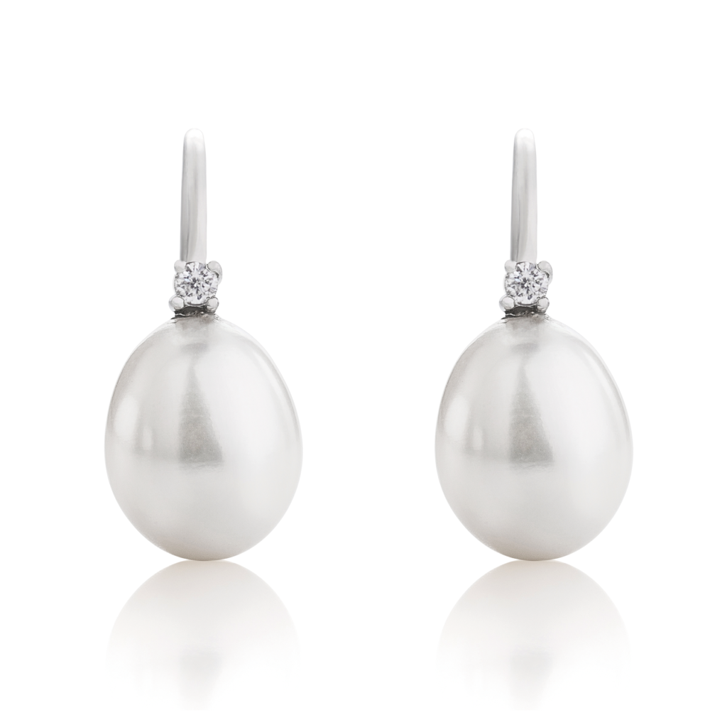 Wit gouden parel oorhangers met diamanten