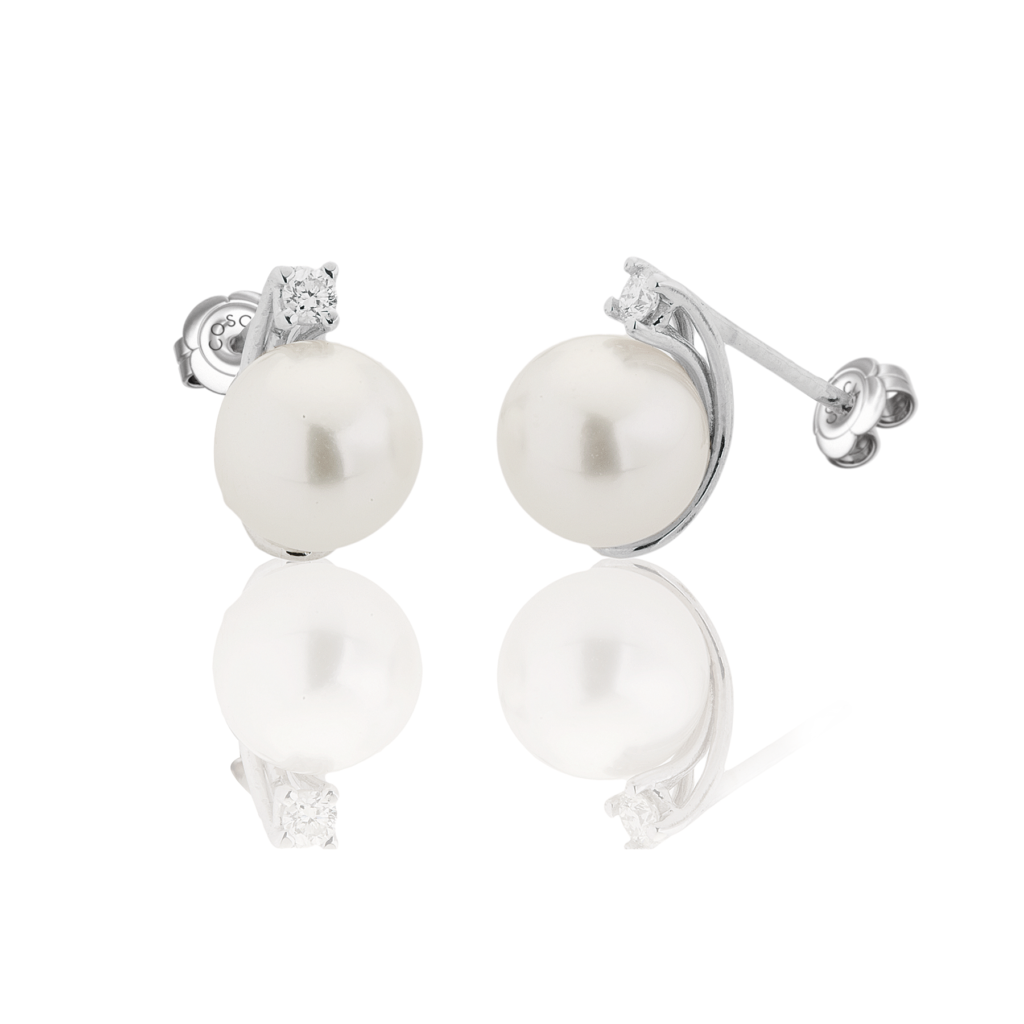 Wit gouden parel oorstekers met diamanten