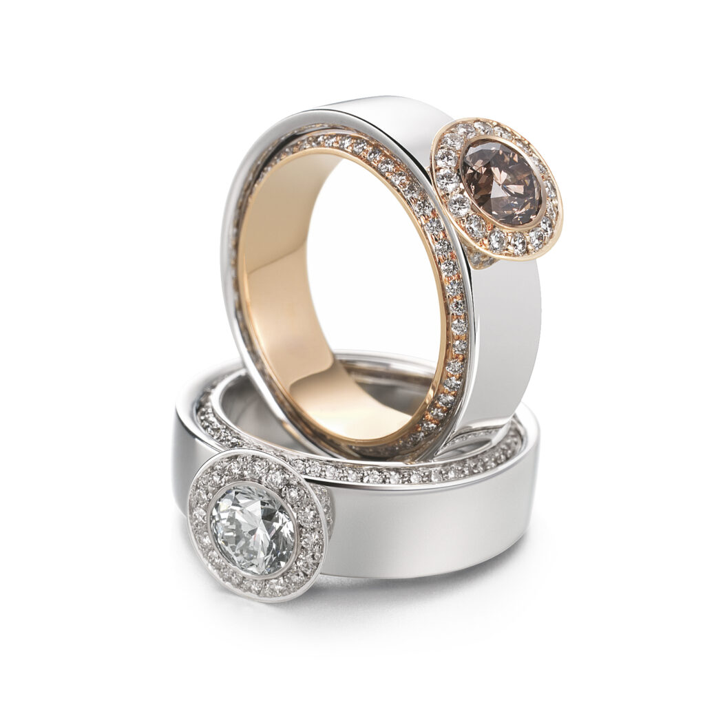 Witgouden ring met diamanten en champagne diamant