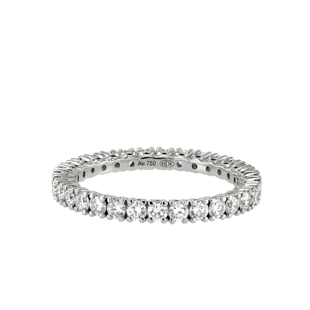 Wit gouden ring met diamanten, rondom bezet