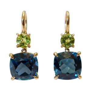 rosé gouden oorhangers met peridot en london blue topaas