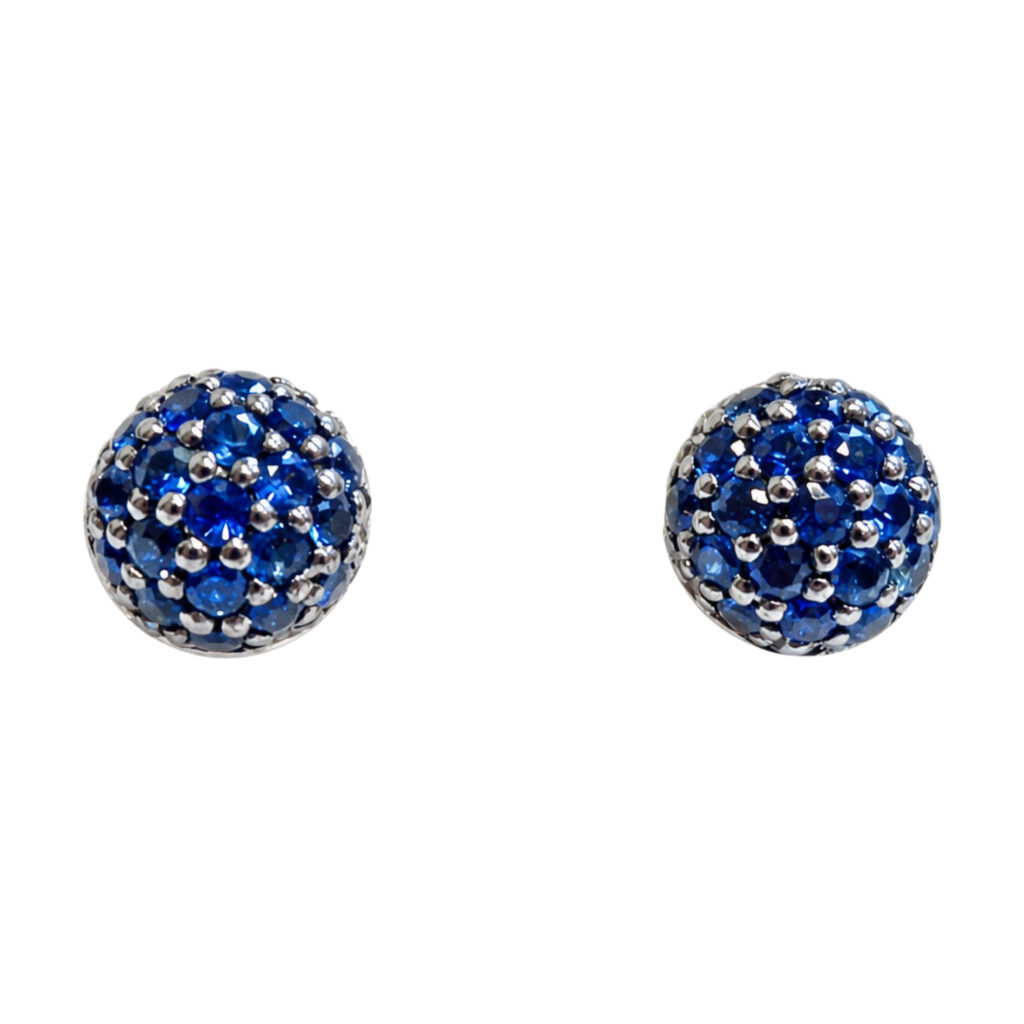 wit gouden oorstekers met zwart rhodium en blauwe saffier