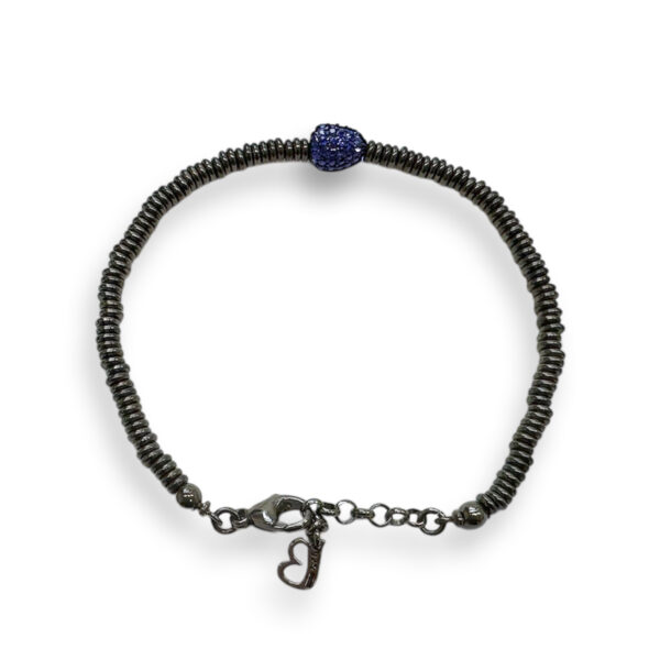 Zwarte armband met blauwe saffieren