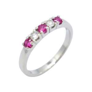 Wit gouden ring met robijn en diamanten