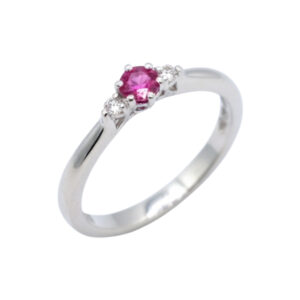 wit gouden ring met robijnen en diamanten